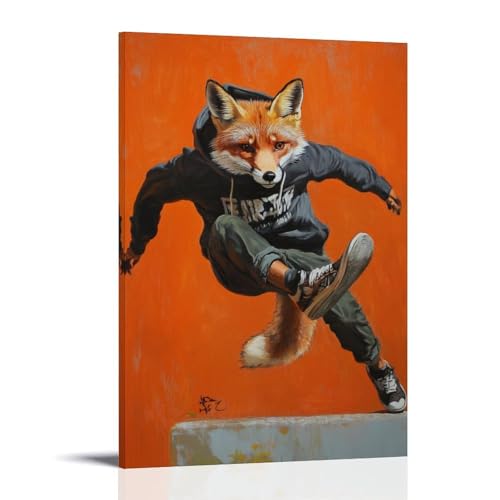 GEMTOFNMA Tier-Ölgemälde eines Fuchses in einem Kapuzenpullover, der einen Fersenflip über einem Bordstein auf einem soliden orangefarbenen Hintergrund ausführt. Modernes Wandbild, dekoratives Poster von GEMTOFNMA
