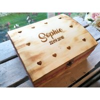 Große Erinnerungsbox Zur Geburt Oder Taufe, Personalisiert Mit Gravur Und Wunschmotiv/Babygeschenk Taufgeschenk Geburtsgeschenk Box von GERILYS