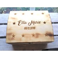 Große Erinnerungsbox Zur Geburt Oder Taufe, Personalisiert Mit Gravur Und Wunschmotiv/Schatztruhe Holzbox Babygeschenk Taufgeschenk Große Erinnerungsbox Zur Geburt Oder Taufe, Personalisiert Mit Gravur Und Wunschmotiv/Schatztruhe Holzbox Babygeschenk Taufgeschenk von GERILYS