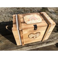 xxl Große Erinnerungskiste Baby Personalisiert Mit Regenbogen Und Geburtsdaten/Erinnerungsbox Groß xxl Große Erinnerungskiste Baby Personalisiert Mit Regenbogen Und Geburtsdaten/Erinnerungsbox Groß von GERILYS