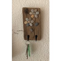 Schlüsselbord/Schlüsselbrett Oder Schmuckhalter Aus Treibholzbrett Mit Blumen Meerkieseln von GESCHENKEundMEER