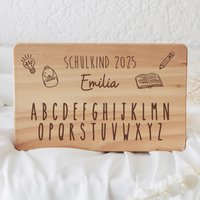 Frühstücksbrett Schulkind 2025 Mit Name - Alphabet Gravur Geschenk Einschulung Personalisiertes Kinderbrett von GEVAGIFT