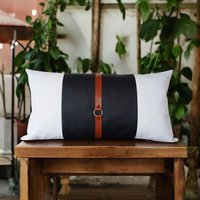 Moderne Color Block Kunstleder Kissenbezug Mit Cognac Strap von GIApillow