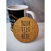 Personalisierte Untersetzer Namensschild Kork Küchenzubehör Getränkematten Barzubehör Kaffeegeschenke Hochzeitsgeschenke Benutzerdefinierter Text Personalisierte Untersetzer Namensschild Kork Küchenzubehör Getränkematten Barzubehör Kaffeegeschenke Hochzeitsgeschenke Benutzerdefinierter Text von GIFTARTLV