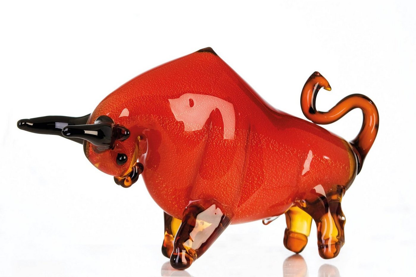GILDE Dekofigur STIER Figur - rot - Glas - H. 28cm x T. 15cm x B. 52cm - Skulptur (1 Stück), Große Glasfigur Stier - Elegante Glasskulptur für Ihr Zuhause von GILDE