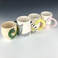 Personalisierte Kindertasse Mit Tieren Handbemalt von GKClayworks