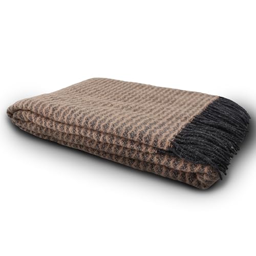 GLAESER Wohndecke - fair de Luxe Wolle pur | Wolldecke aus 100% Wolle | Couchdecke/Sofadecke | Wohlfühlende und Anschmiegsame Kuscheldecke | (Peat Cuban Sand) von GLAESER