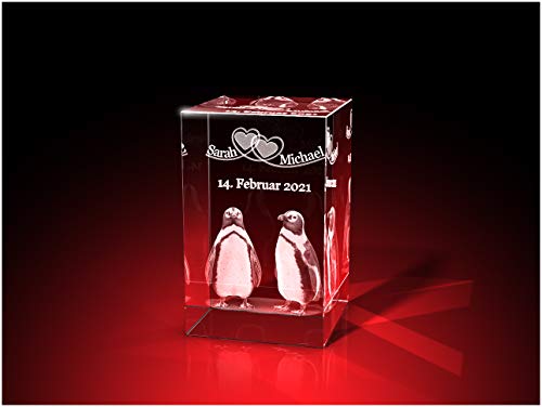 GLASFOTO.COM personalisiertes Glasfoto in Quaderform mit Pinguinen in 3D, Zwei Wunschnamen und Datum – Kristallglas mit Innengravur als anpassbares Geschenk 50 x 80 x 50 mm in Premiumqualität von GLASFOTO.COM 3 DIMENSIONEN IM GLAS