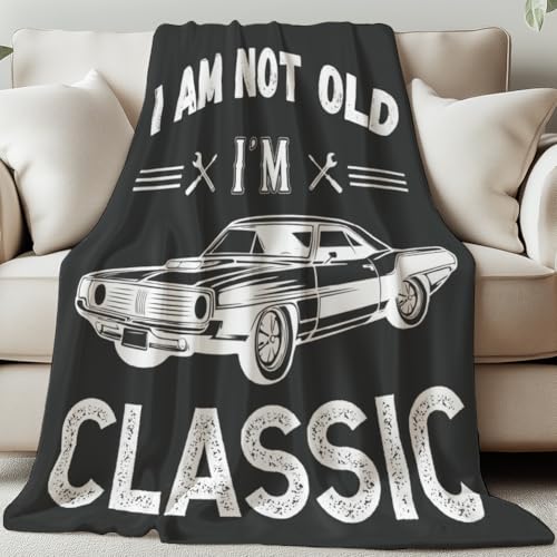 GLOBLELAND Oldtimer Motiven Überwurfdecke 59x51Zoll Vintage Motiven Gemütliche Flanelldecke „I Am Not Old I'm Classic“ Waschbare Flauschige Überwurfdecke Für Couch Stuhl Sofa Schlafsaal Schlafzimmer GLOBLELAND Oldtimer Motiven Überwurfdecke 59x51Zoll Vintage Motiven Gemütliche Flanelldecke „I Am Not Old I'm Classic“ Waschbare Flauschige Überwurfdecke Für Couch Stuhl Sofa Schlafsaal Schlafzimmer von GLOBLELAND