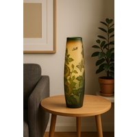 Gallé-stil Vase Im Jugendstil - Hohe Überfangglas-Vase Mit Floraler Gravur & Schmetterlingen in Grüntönen, Signiert „Gallé" Gdv109 von GLOBUSDEKO