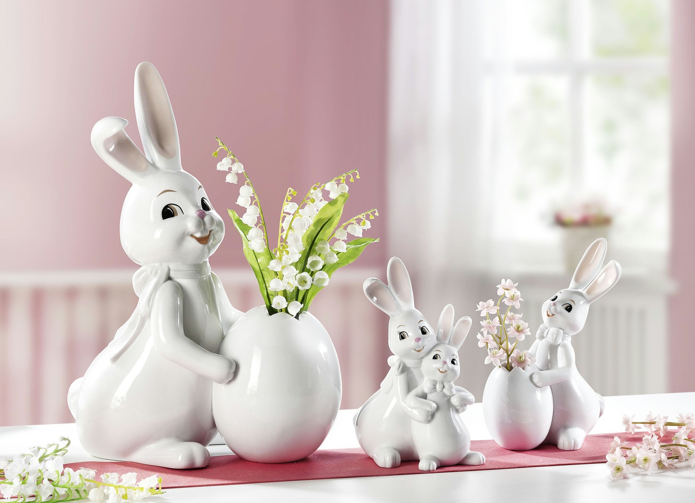 Lustige Hasen aus Porzellan, Hase mit Ei-Vase, klein, Weiss von GOEBEL