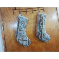 Weihnachtsstiefel, Handgemachter Teppichstiefel, Weihnachtssocken, Noelsocken, Vintage Teppichstiefel, Dekorativer Stiefel, Suzani Noel Stiefel, Paar von GOLDENRUG