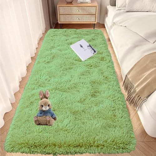 Flauschiger Teppich 70 x 180 cm Anti-Rutsch Unterseite Shaggy Weich Teppich Weich & Schmutzabweisend für Schlafzimmer Kinderzimmer Wohnzimmer, Grün von GOUTUI