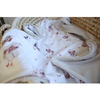 Einen Namen Sticken Ist Kostenlos Babydecke Kuscheldecke Fleece Hellbeige Blumen Gänse Baby Kinderwagendecke Decke von GQhobby