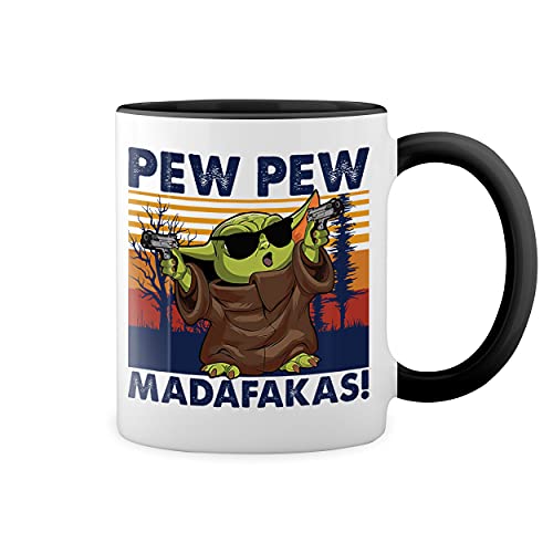 Pew Pew Madafakas Yoda With Gun Vintage Weiße Tasse Mug mit schwarzen Felgen & Griff von GR8Shop