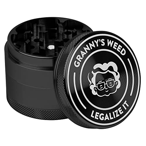 Granny‘s Premium Aluminium Grinder | messerscharfes Mahlwerk | ∅ 6,3 cm | 4-teilig | inkl. Pollenschieber | Kräutermühle in Schwarz | Grannys Grinder | Geschenkset Grinder von GRANNY'S WEED