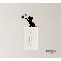 Katze Spielt Mit Schmetterlingen Vinyl Aufkleber Lichtschalter Kinder Kindergarten von GRAPHECS