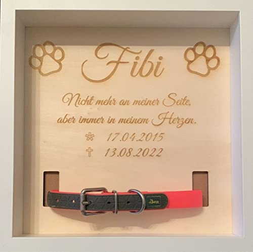 Holztafel mit personalisierter Gravur und Halsband-Vorrichtung im Bilderrahmen - Erinnerung an Ihr Haustier von GRAVUR-MONKEYS AFFENGEILE GESCHENKIDEEN