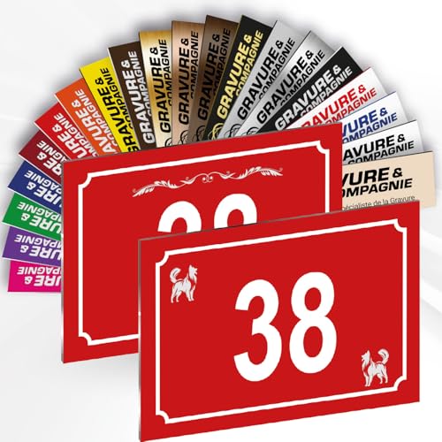 Hausnummer Schild – Dekorative personalisierte PVC Außenplatte mit gravierter Nummer & Motiv – Befestigung nach Wahl (Klebefolie oder Schrauben) – 15 x 10 cm (Rot + Design) von GRAVURE CONCEPT