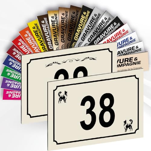 Hausnummer Schild – Dekorative personalisierte PVC Außenplatte mit gravierter Nummer & Logo/Motiv – Befestigung mit Klebefolie, Schrauben oder Abdeckkappen – 15 x 10 cm (Beige + Design) von GRAVURE CONCEPT
