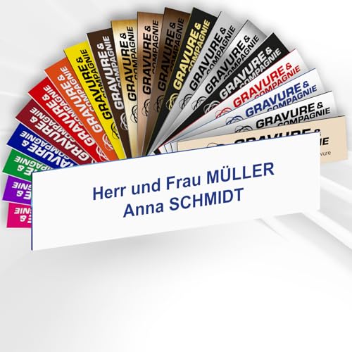 Briefkastenschild – Personalisiertes PVC Namensschild mit Gravur – selbstklebend – 1 bis 3 Zeilen – 10 x 2,5 cm (Weiß mit blauem Text) von GRAVURE CONCEPT