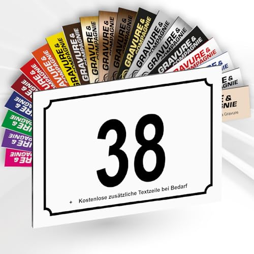Hausnummer Schild – Personalisierte PVC Außenplatte mit gravierter Nummer & Text – Befestigung mit Klebefolie, Schrauben oder Abdeckkappen – 15 x 10 cm (Weiß mit schwarzem Text) von GRAVURE CONCEPT