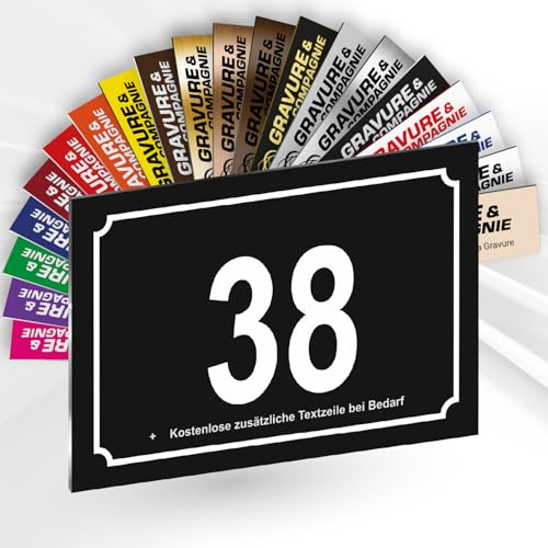 Hausnummer Schild – Personalisierte PVC Außenplatte mit gravierter Nummer & Text – Befestigung mit Klebefolie, Schrauben oder Abdeckkappen – 15 x 10 cm (Schwarz mit weißem Text) von GRAVURE CONCEPT