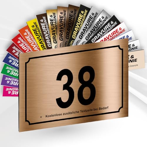 Hausnummer Schild – Personalisierte PVC Außenplatte mit gravierter Nummer & Text – Befestigung mit Klebefolie, Schrauben oder Abdeckkappen – 15 x 10 cm (Metallisch Antikgold) von GRAVURE CONCEPT