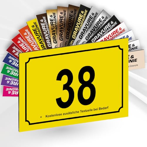 Hausnummer Schild – Personalisierte PVC Außenplatte mit gravierter Nummer & Text – Befestigung mit Klebefolie, Schrauben oder Abdeckkappen – 15 x 10 cm (Gelb) von GRAVURE CONCEPT