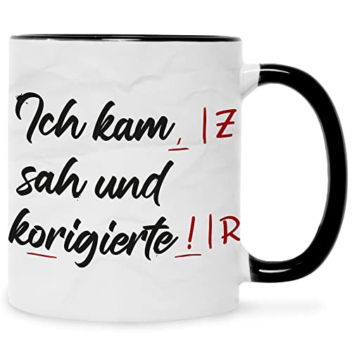 Bedruckte Tasse mit Spruch - Korrektur - Lustiges Geschenk für Lehrer Lehrerin - Geschenk für Erzieher zum Schulabschluss Abschied - Geschenk als Dankeschön für Sie & Ihn - Farbe: Schwarz & Weiß von GRAVURZEILE