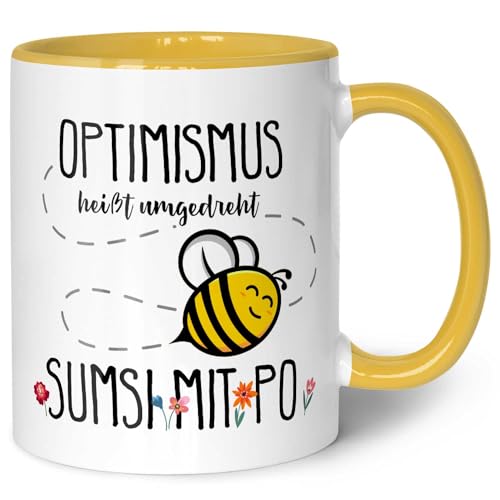 Bedruckte Tasse mit Spruch - Optimismus heißt umgedreht Sumsi mit Po - Witzige Geschenkidee für Arbeit Büro - Geschenk für Freunde Imker & Bienen Züchter - Farbe: Gelb von GRAVURZEILE