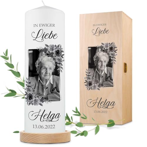 GRAVURZEILE Bedruckte Kerze - In ewiger Liebe - Personalisierte Kerze mit eigenen Namen, Datum & Foto - Trauerkerze zur Beerdigung oder als Andenken - Hochwertige Stumpenkerze Weiß 250/80 mm GRAVURZEILE Bedruckte Kerze - In ewiger Liebe - Personalisierte Kerze mit eigenen Namen, Datum & Foto - Trauerkerze zur Beerdigung oder als Andenken - Hochwertige Stumpenkerze Weiß 250/80 mm von GRAVURZEILE