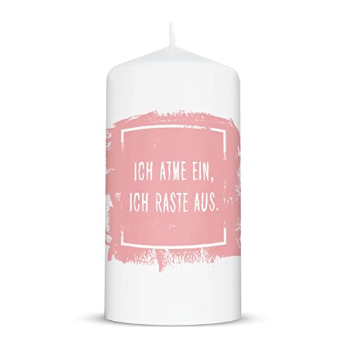 GRAVURZEILE Bedruckte Kleine Kerze - Lustiger Spruch Ich atme ein, Ich raste aus - Witziges Freches Geschenk für Freunde zum Geburtstag Weihnachten - Stumpenkerze Weiß 120/57 mm - Farbe: Rosa von GRAVURZEILE