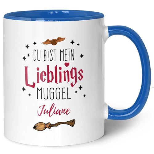 GRAVURZEILE Bedruckte Tasse mit Spruch - Du bist mein Lieblingsmuggel - Personalisiert mit Namen - Tasse mit Spruch als Geschenk für Fantasy Fans - Zauberhafte Geschenke - Farbe: Blau mit Name von GRAVURZEILE