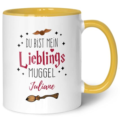 GRAVURZEILE Bedruckte Tasse mit Spruch - Du bist mein Lieblingsmuggel - Personalisiert mit Namen - Tasse mit Spruch als Geschenk für Fantasy Fans - Zauberhafte Geschenke - Farbe: Gelb mit Name von GRAVURZEILE