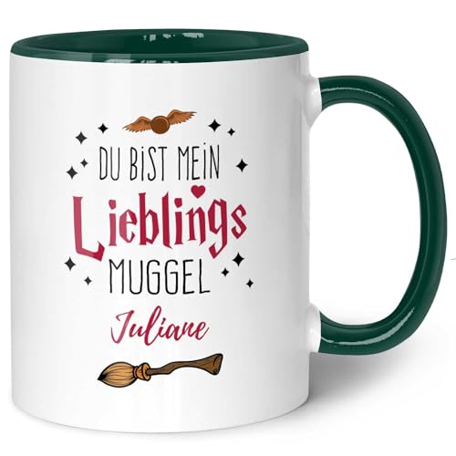 GRAVURZEILE Bedruckte Tasse mit Spruch - Du bist mein Lieblingsmuggel - Personalisiert mit Namen - Tasse mit Spruch als Geschenk für Fantasy Fans - Zauberhafte Geschenke - Farbe: Grün mit Name von GRAVURZEILE