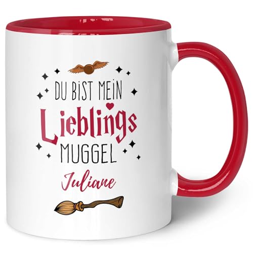 GRAVURZEILE Bedruckte Tasse mit Spruch - Du bist mein Lieblingsmuggel - Personalisiert mit Namen - Tasse mit Spruch als Geschenk für Fantasy Fans - Zauberhafte Geschenke - Farbe: Rot mit Name von GRAVURZEILE