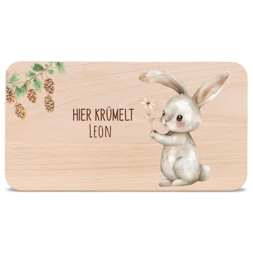 GRAVURZEILE - Bedrucktes Frühstücksbrettchen aus Holz - Hier Krümelt Hase mit Blume - Personalisiert mit Namen - Geschenk für Kinder - Lebensmittelechter, umweltfreundlich Druck (GreenGuard Gold) von GRAVURZEILE