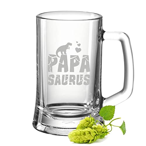 GRAVURZEILE Bierkrug mit Gravur - Papa Saurus - Bierglas mit Dinosaurier - Bierseidel als Geschenk für Bierkenner - Geschenke für Papa zum Vatertag Geburtstag oder zu Weihnachten - Größe 0,5 L von GRAVURZEILE