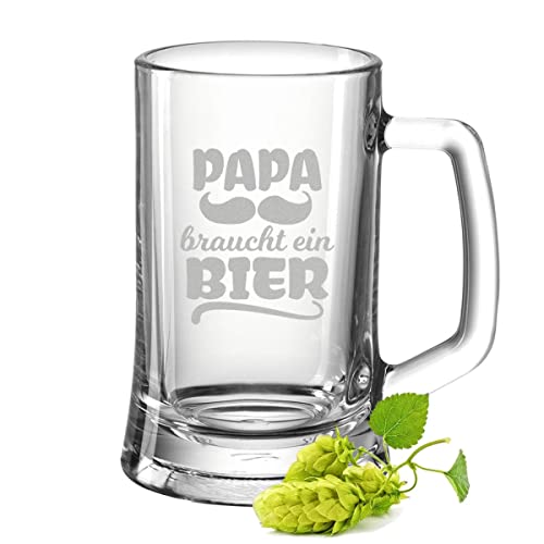 GRAVURZEILE Bierkrug mit Gravur - Papa braucht ein Bier - Bierseidel als Geschenk für Bierkenner - Geschenke für Männer zum Vatertag Geburtstag oder zu Weihnachten - Größe 0,5 L von GRAVURZEILE