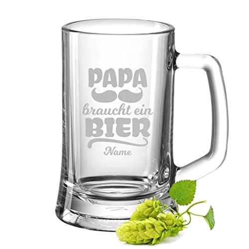 GRAVURZEILE Bierkrug mit Gravur - Papa braucht ein Bier - Personalisiert mit Namen - Bierseidel als Geschenk - Geschenke für Männer zum Vatertag Geburtstag oder zu Weihnachten - Größe 0,3 L von GRAVURZEILE