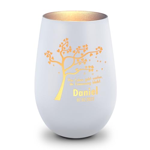 GRAVURZEILE Deko Windlicht aus Glas mit Gravur - Das Leben geht weiter, dier Erinnerung bleibt - Personalisiert - Trauerlicht für Teelichter und Kerzen - Grabschmuck zur Beerdigung - Weiß/Silber von GRAVURZEILE