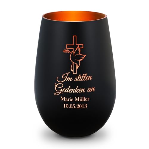 GRAVURZEILE Deko Windlicht aus Glas mit Gravur - Im Stillen Gedenken - Personalisiert mit Namen & Datum - Grabschmuck und Grabkerze - Trauerlicht zur Beerdigung oder als Andenken - Schwarz/Bronze GRAVURZEILE Deko Windlicht aus Glas mit Gravur - Im Stillen Gedenken - Personalisiert mit Namen & Datum - Grabschmuck und Grabkerze - Trauerlicht zur Beerdigung oder als Andenken - Schwarz/Bronze von GRAVURZEILE