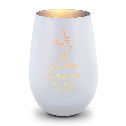 GRAVURZEILE Deko Windlicht aus Glas mit Gravur - Im Stillen Gedenken - Personalisiert mit Namen & Datum - Grabschmuck und Grabkerze - Trauerlicht zur Beerdigung oder als Andenken - Weiß/Silber von GRAVURZEILE