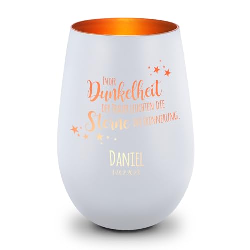 GRAVURZEILE Deko Windlicht aus Glas mit Gravur - In der Dunkelheit der Trauer - Trauerlicht für Teelichter und Kerzen - Grabschmuck zur Beerdigung oder als Andenken - Weiß/Bronze von GRAVURZEILE