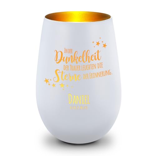 GRAVURZEILE Deko Windlicht aus Glas mit Gravur - In der Dunkelheit der Trauer - Trauerlicht für Teelichter und Kerzen - Grabschmuck zur Beerdigung oder als Andenken - Weiß/Gold GRAVURZEILE Deko Windlicht aus Glas mit Gravur - In der Dunkelheit der Trauer - Trauerlicht für Teelichter und Kerzen - Grabschmuck zur Beerdigung oder als Andenken - Weiß/Gold von GRAVURZEILE