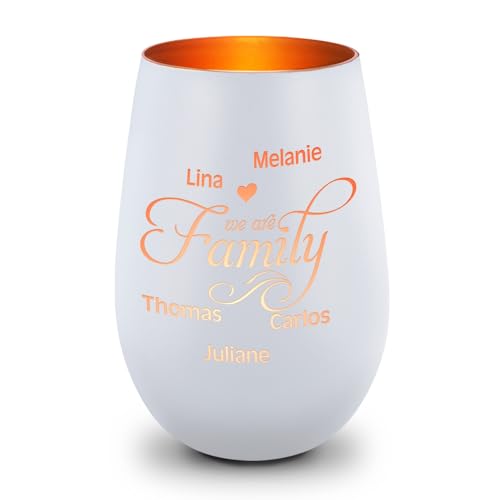 GRAVURZEILE Deko Windlicht aus Glas mit Gravur - We Are Family - Personalisiert mit bis zu fünf Namen - Persönliches Geschenk für Frauen und Männer zum Geburtstag und Weihnachten - Weiß/Bronze von GRAVURZEILE