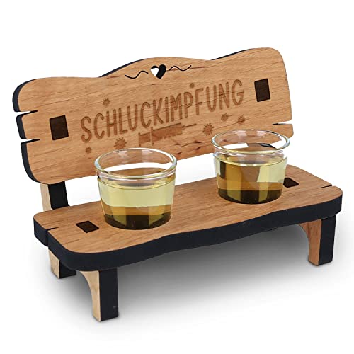 GRAVURZEILE Gravierte Schnapsbank - Schluckimpfung - Scherzartikel - aus geöltem MDF Holz - incl. 2X Schnapsglas - Lustiges Geschenk für Freunde & Familie zum Geburtstag - Geschenk für Sie & Ihn von GRAVURZEILE