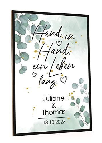 GRAVURZEILE Holzschild mit Spruch - Hand in Hand - Personalisiert mit Namen & Datum - Kunstdrucke auf Holz - Wand Dekoration für Sie & Ihn - Geschenk zur Hochzeit Valentinstag - Farbe: Eukalyptus von GRAVURZEILE