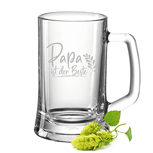 GRAVURZEILE Bierkrug mit Gravur - Papa ist der Beste - Geschenk für Männer - Geschenke für Papa zum Vatertag Geburtstag oder zu Weihnachten - Bierseidel als Geschenk für Ihn - Größe: 0,5 L von GRAVURZEILE
